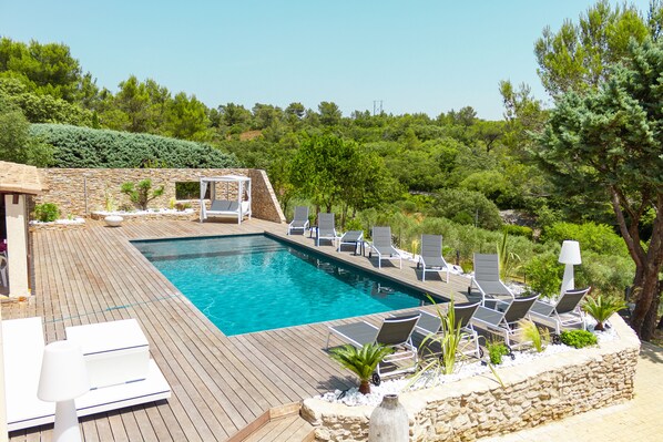 Outdoor pool, a heated pool - Villa in the heart of the garrigue (Nîmes)