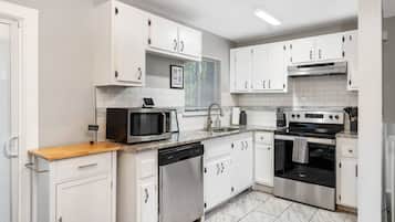 Køleskab, mikrobølgeovn, ovn, kogeplade