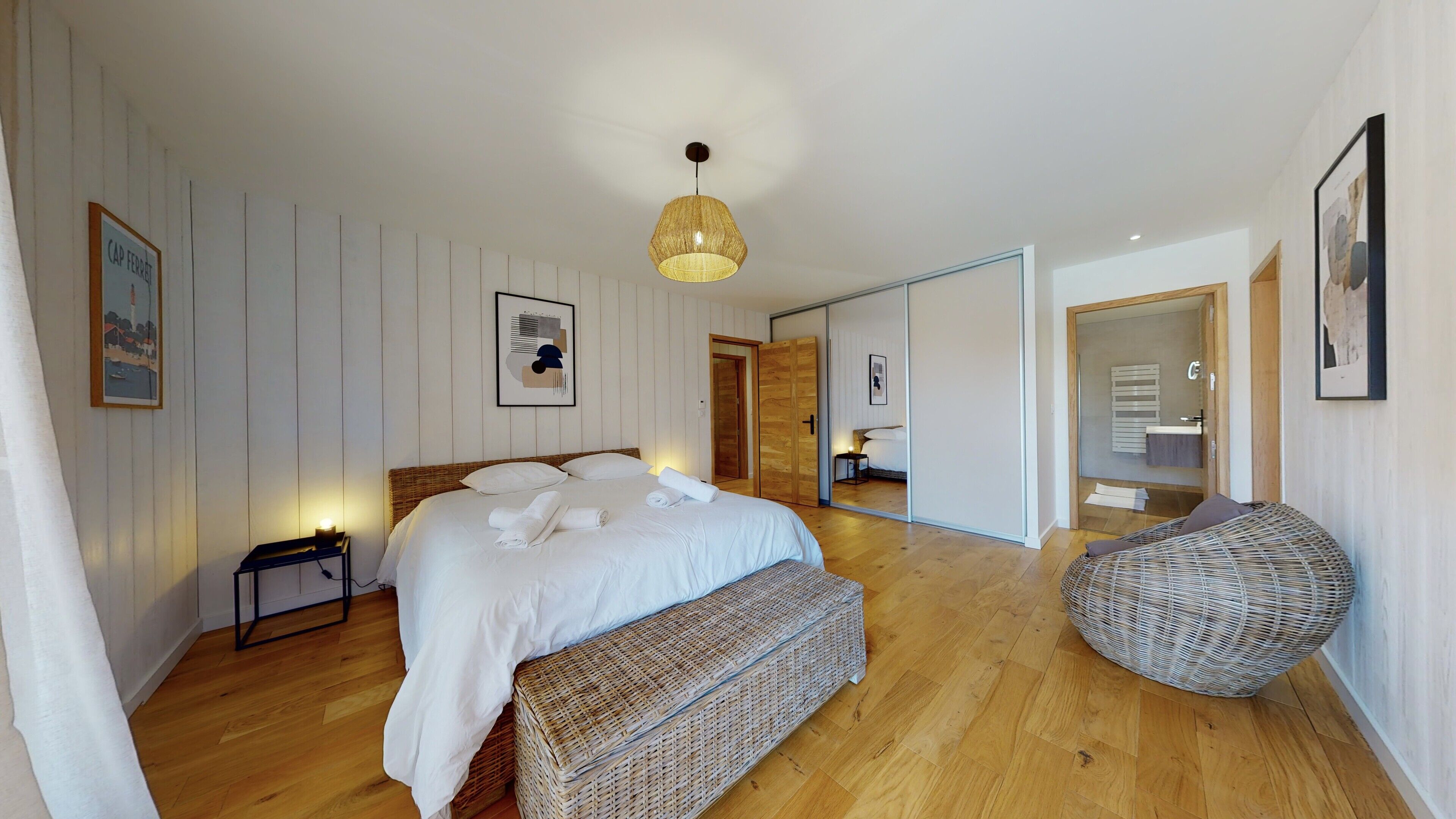 5 habitaciones, tabla de planchar con plancha y cuna de viaje 