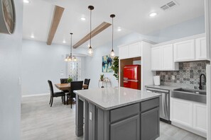 Private kitchen - BRAND NEW, I-10/Sundland, great for LONG TERM STAYS (Sunland Park)