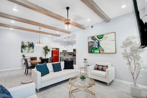 Living area - BRAND NEW, I-10/Sundland, great for LONG TERM STAYS (Sunland Park)