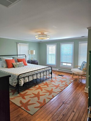 4 bedrooms, desk, iron/ironing board, WiFi