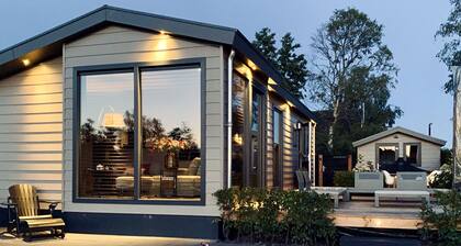 PUUR Eernewoude luxury cabin on open water in the Alde Feanen