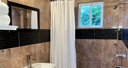 One Bedroom w/ bar and restaurant —minutes from Ys Falls and Safari;