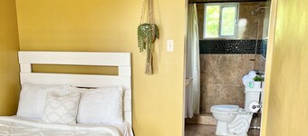 One Bedroom w/ bar and restaurant —minutes from Ys Falls and Safari;