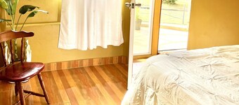 One Bedroom w/ bar and restaurant —minutes from Ys Falls and Safari;