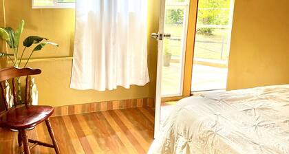 One Bedroom w/ bar and restaurant —minutes from Ys Falls and Safari;