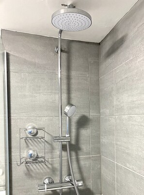 Douche, sèche-cheveux, serviettes fournies, savon
