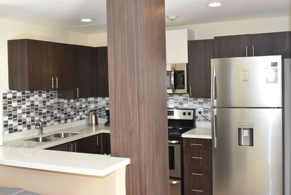 Réfrigérateur, micro-ondes, four, plaque de cuisson