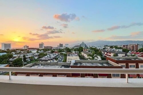 Executive 2 Bd & 2 Bath penthouse w/ all amenities