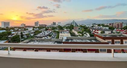 Executive 2 Bd & 2 Bath penthouse w/ all amenities