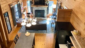 L'interno di una baita di legno con zona pranzo, cucina e soggiorno.