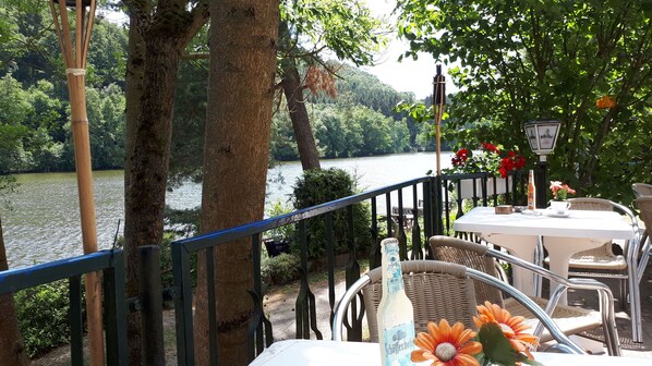 تناول الطعام بالخارج