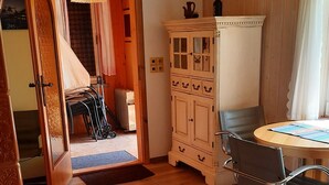 A cozy room with a wooden bench, a dining table with chairs, and a cabinet with drawers. - Harzglück Albertine 505 (Güntersberge)