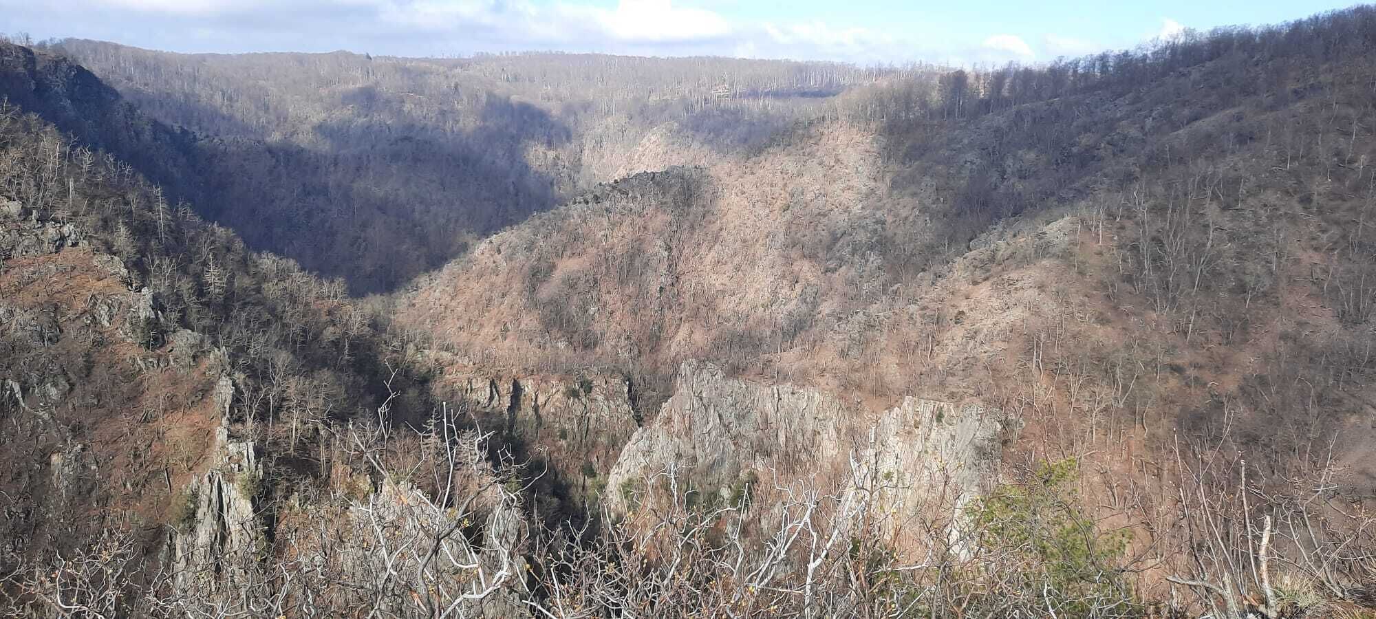 Paisagem montanhosa com um vale.