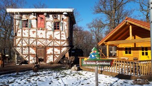 A traditional half-timbered building with a wooden balcony and a sign reading "Zum meinem Farenhaus". - Harzglück Albertine 505 (Güntersberge)