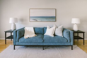 TV - Spacious Midtown Cottage: 10min to Beach+ King Bed (Wilmington)