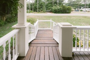 Terrace/patio - Spacious Midtown Cottage: 10min to Beach+ King Bed (Wilmington)