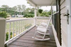 Property grounds - Spacious Midtown Cottage: 10min to Beach+ King Bed (Wilmington)
