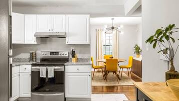 Kylskåp, mikrovågsugn, ugn och spishäll