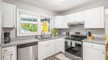 Kylskåp, mikrovågsugn, ugn och spishäll