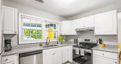 Modern and Stylish Bungalow 8 Min from Mercedes-Benz