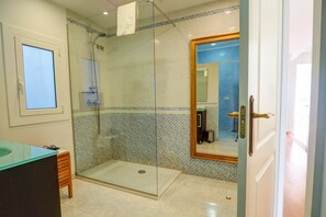 Secador de cabelo, toalhas de banho