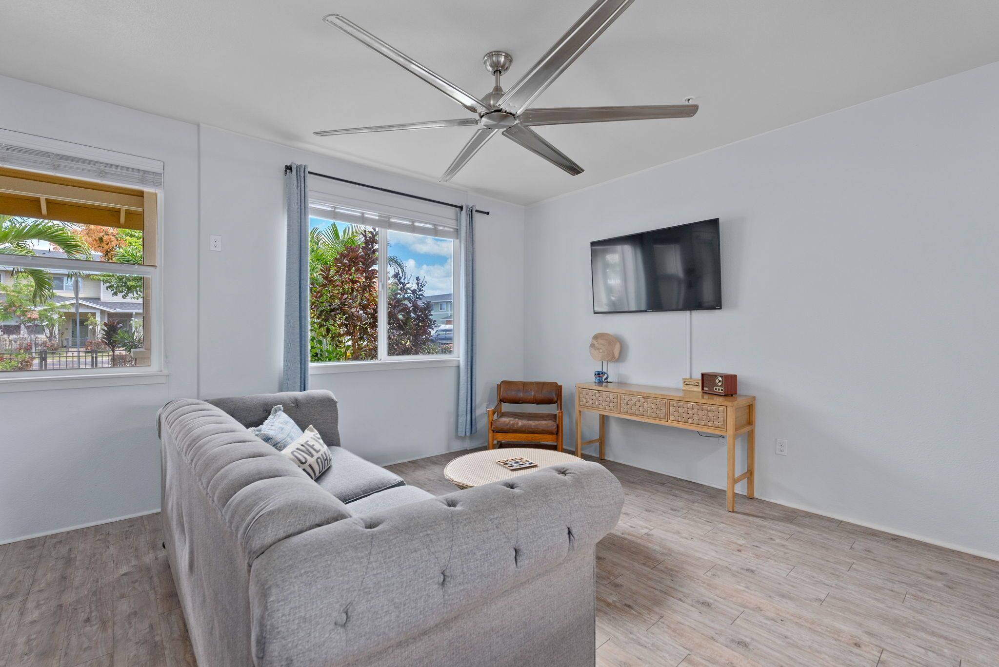 Family Friendly Townhouse in heart of Kapolei! Mins to surfing, golf, shops&more