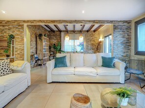 TV, fireplace - Villa Nirvana by Hello Homes Sitges (Sitges)