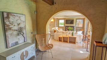 Een televisie en een open haard