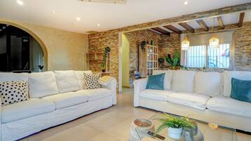 Een televisie en een open haard