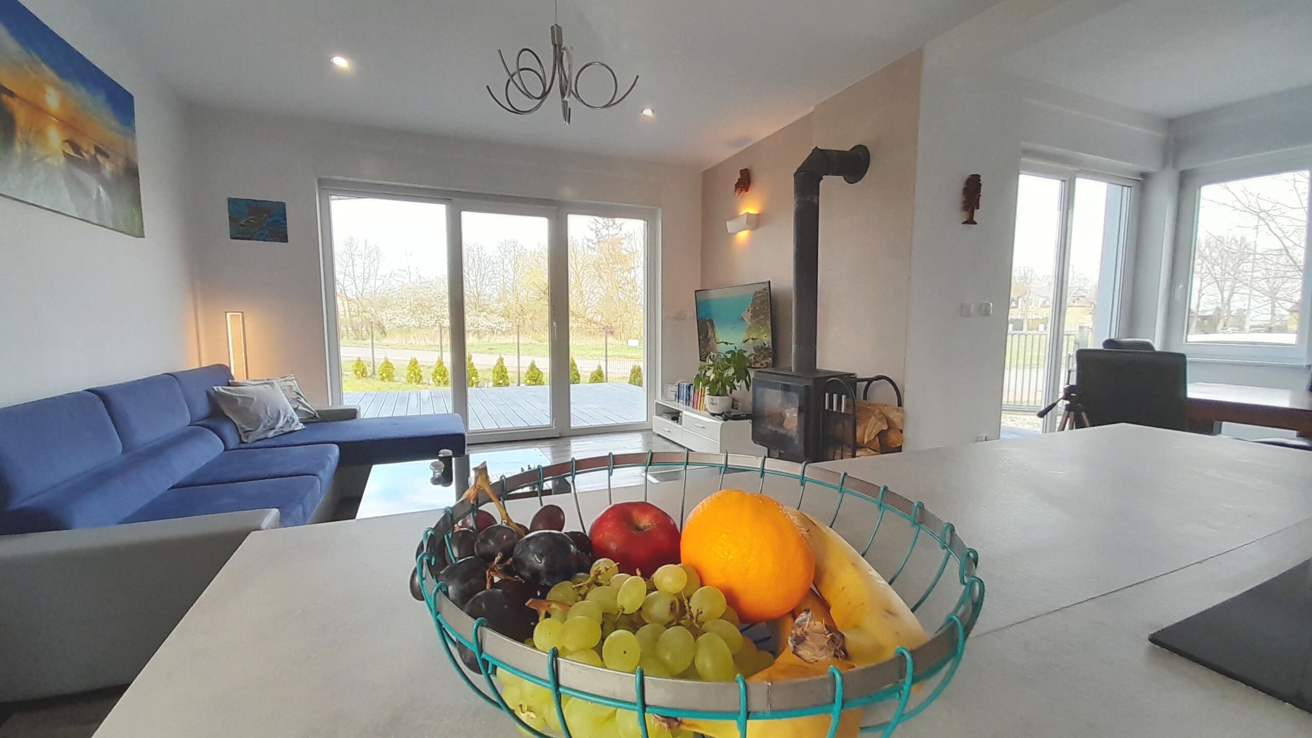 Smart-TV, peis, DVD-spiller og bøker