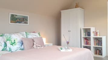 3 bedrooms, desk, travel crib, free WiFi