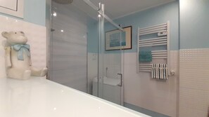 تجهيزات دش، مجففات شعر، مناشف، صابون