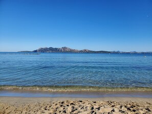 Chaises longues, serviettes de plage