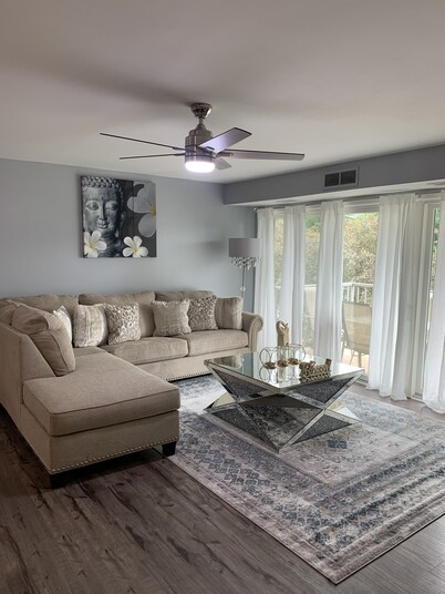 Beutifull furniture condo less than a mile from king of Prussia mall