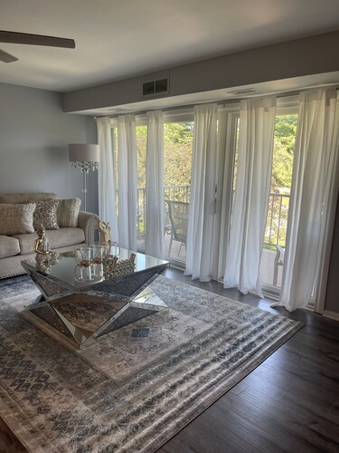 Beutifull furniture condo less than a mile from king of Prussia mall