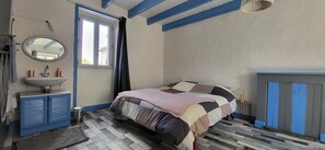 3 bedrooms, iron/ironing board, WiFi, bed sheets