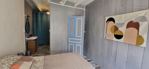 3 chambres, fer et planche à repasser, Wi-Fi, draps fournis