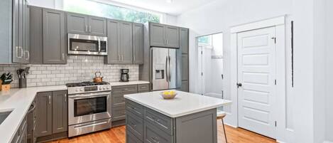 雪櫃、微波爐、焗爐、爐具