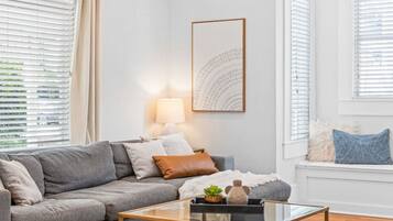 Smart TV, chimenea, videojuegos, estéreo