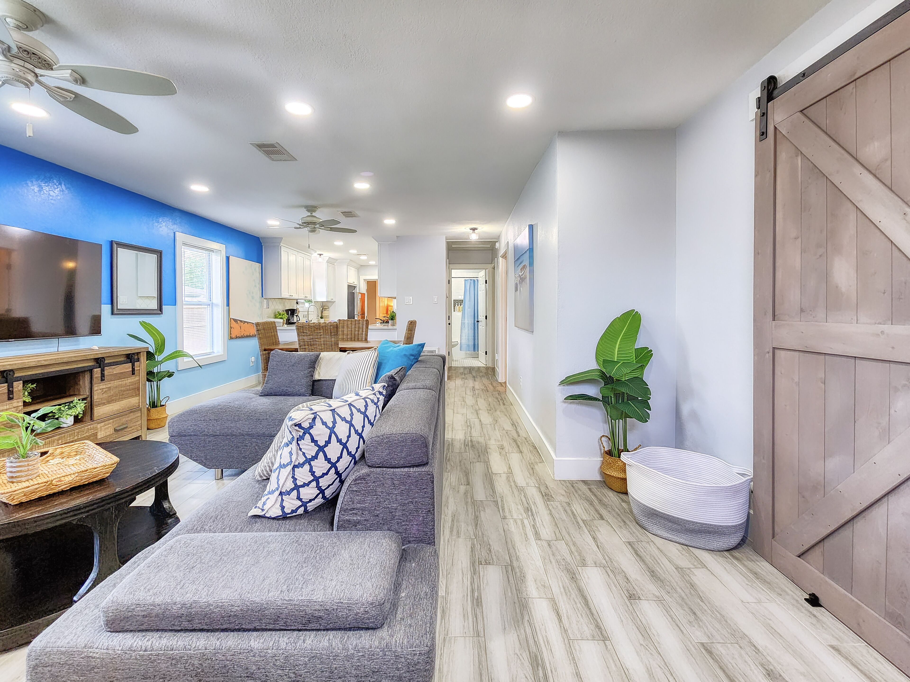 Smart-TV, Kamin, Tischtennisplatte