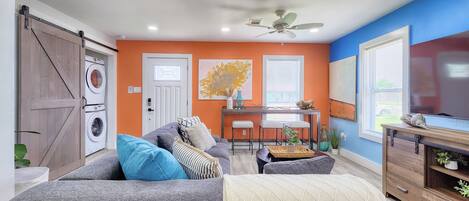 Smart-TV, Kamin, Tischtennisplatte