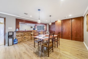 Dining - LONG TERM STAYS, WIFI, 3 BR, 3 ENSUITE BATHROOMS (Breaux Bridge)