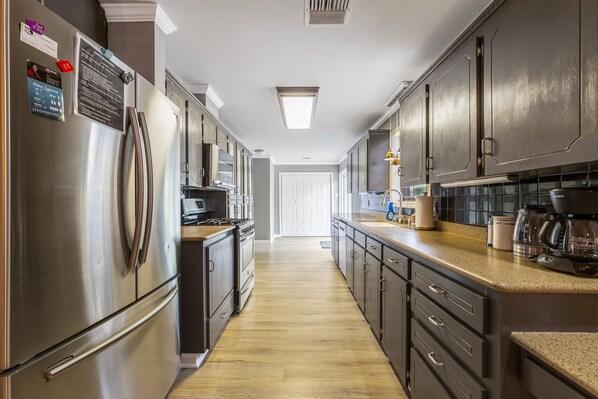 Fridge, microwave, oven, stovetop - LONG TERM STAYS, WIFI, 3 BR, 3 ENSUITE BATHROOMS (Breaux Bridge)