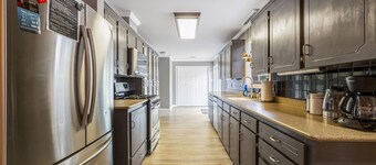 LONG TERM STAYS, WIFI, 3 BR, 3 ENSUITE BATHROOMS