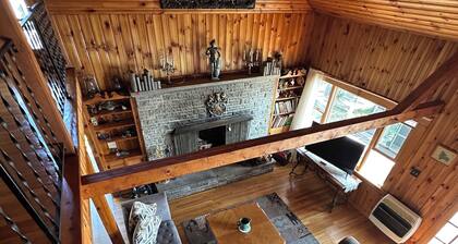 Rustic Lake front cottage nestled in the pines with a Golf Putting Green.
