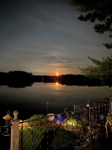 Rustic Lake front cottage nestled in the pines with a Golf Putting Green.