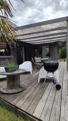 Wooden house Kerguerezoc, large garden, bright and close to beaches.