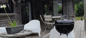 Wooden house Kerguerezoc, large garden, bright and close to beaches.